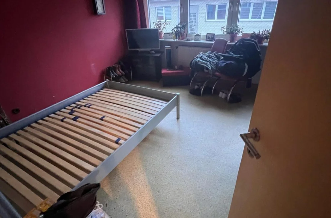 Geräumtes, sauberes Schlafzimmer nach der Messie-Entrümpelung