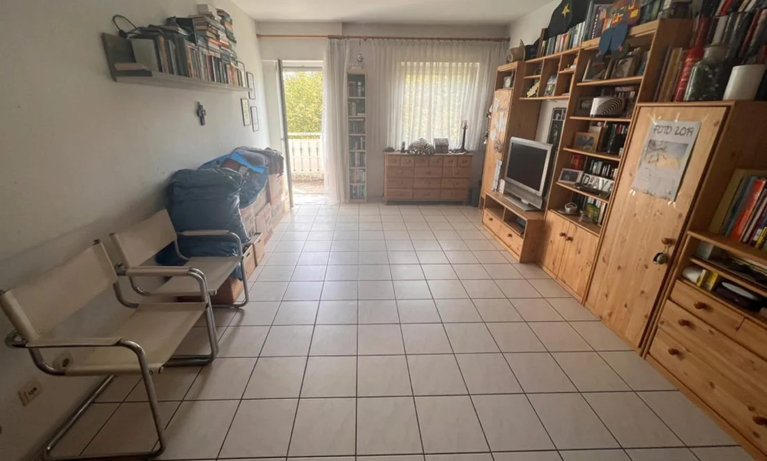 Aufgeräumtes, wieder begehbares Wohnzimmer nach der Messie-Entrümpelung