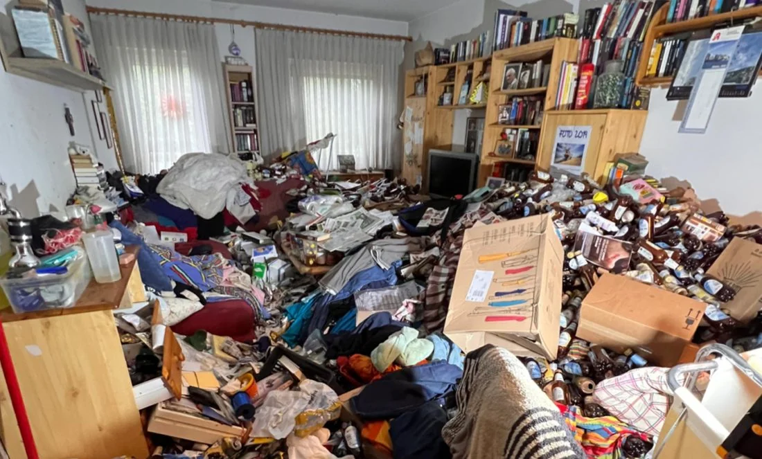 Stark vermülltes Wohnzimmer vor der Messie-Entrümpelung durch den Messie-Engel