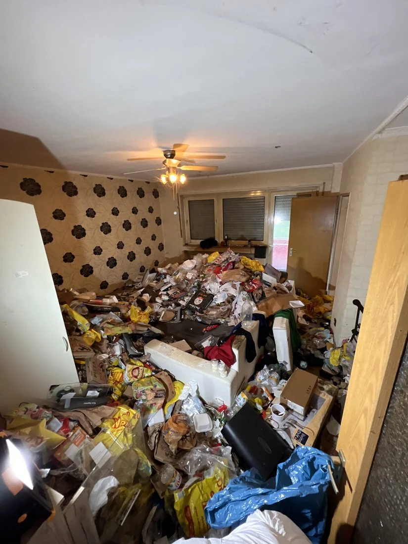 Komplett zugestelltes Zimmer vor der Messie-Entrümpelung