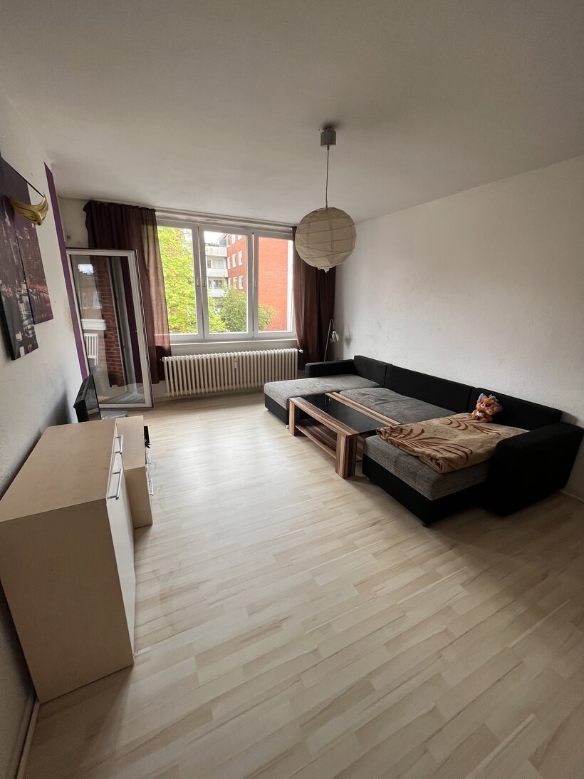 Wieder nutzbares, helles Wohnzimmer nach einer Messie-Entrümpelung